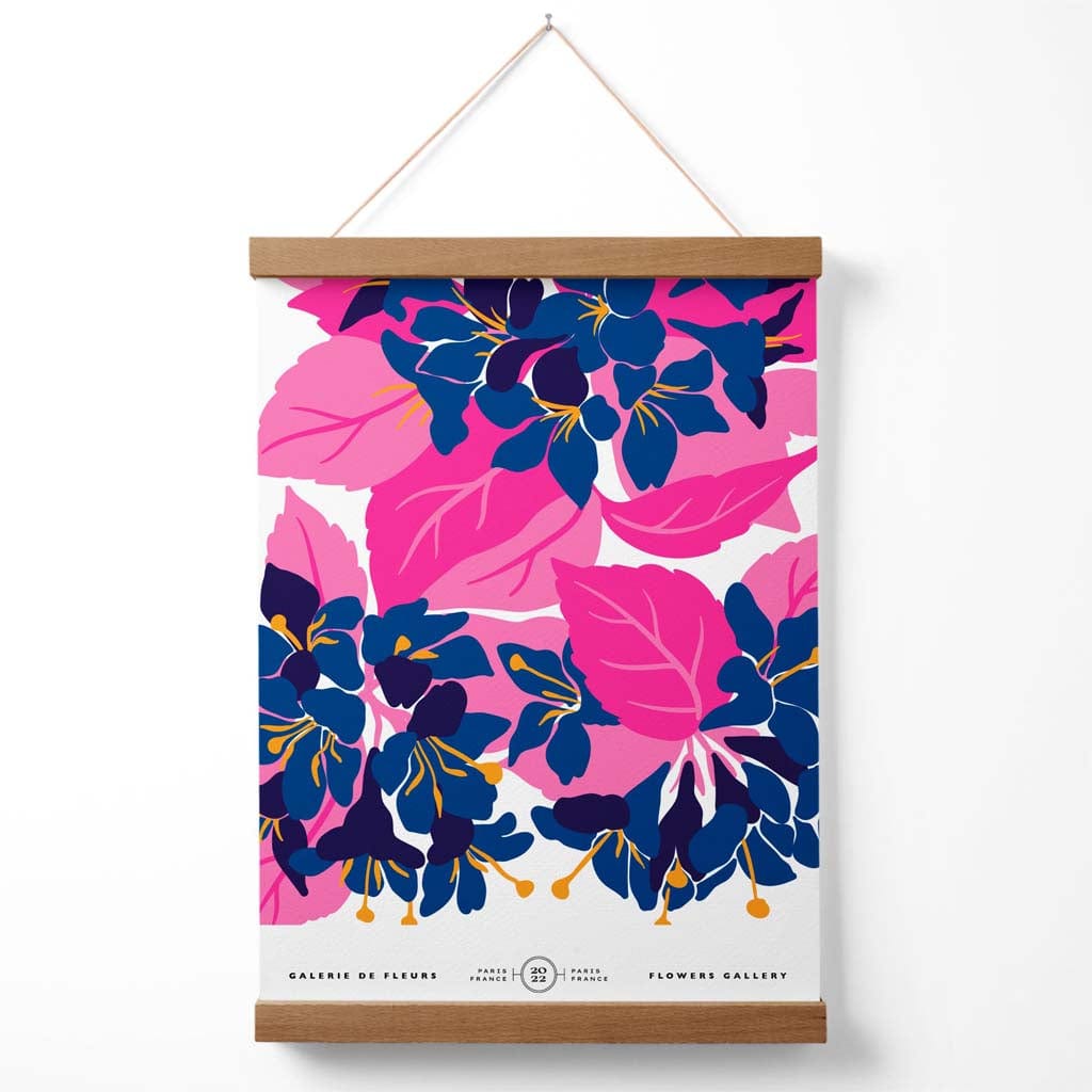 Abstraktes Marktplakat mit blauen und rosa Blumen, inklusive Aufhänger