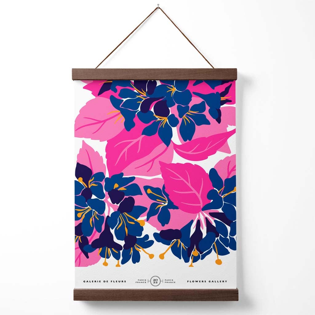 Abstraktes Marktplakat mit blauen und rosa Blumen, inklusive Aufhänger