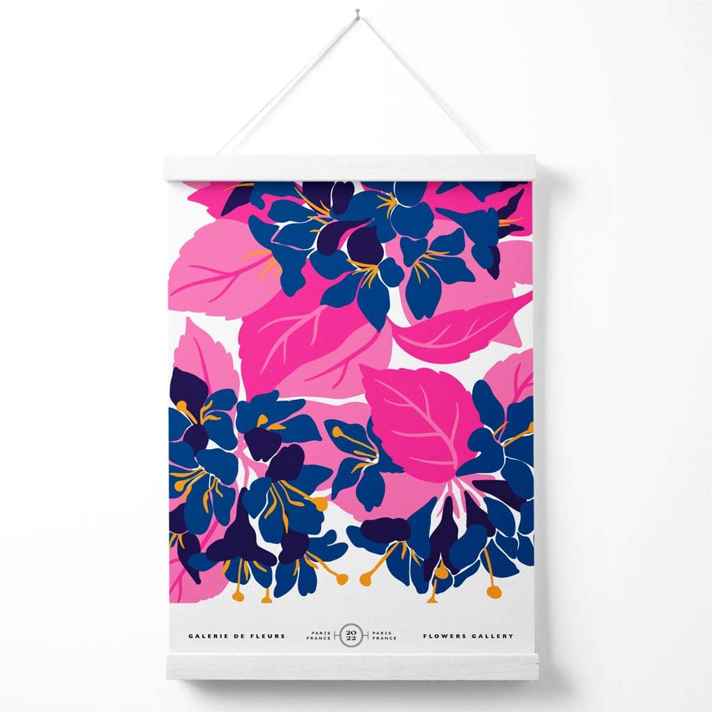 Abstraktes Marktplakat mit blauen und rosa Blumen, inklusive Aufhänger