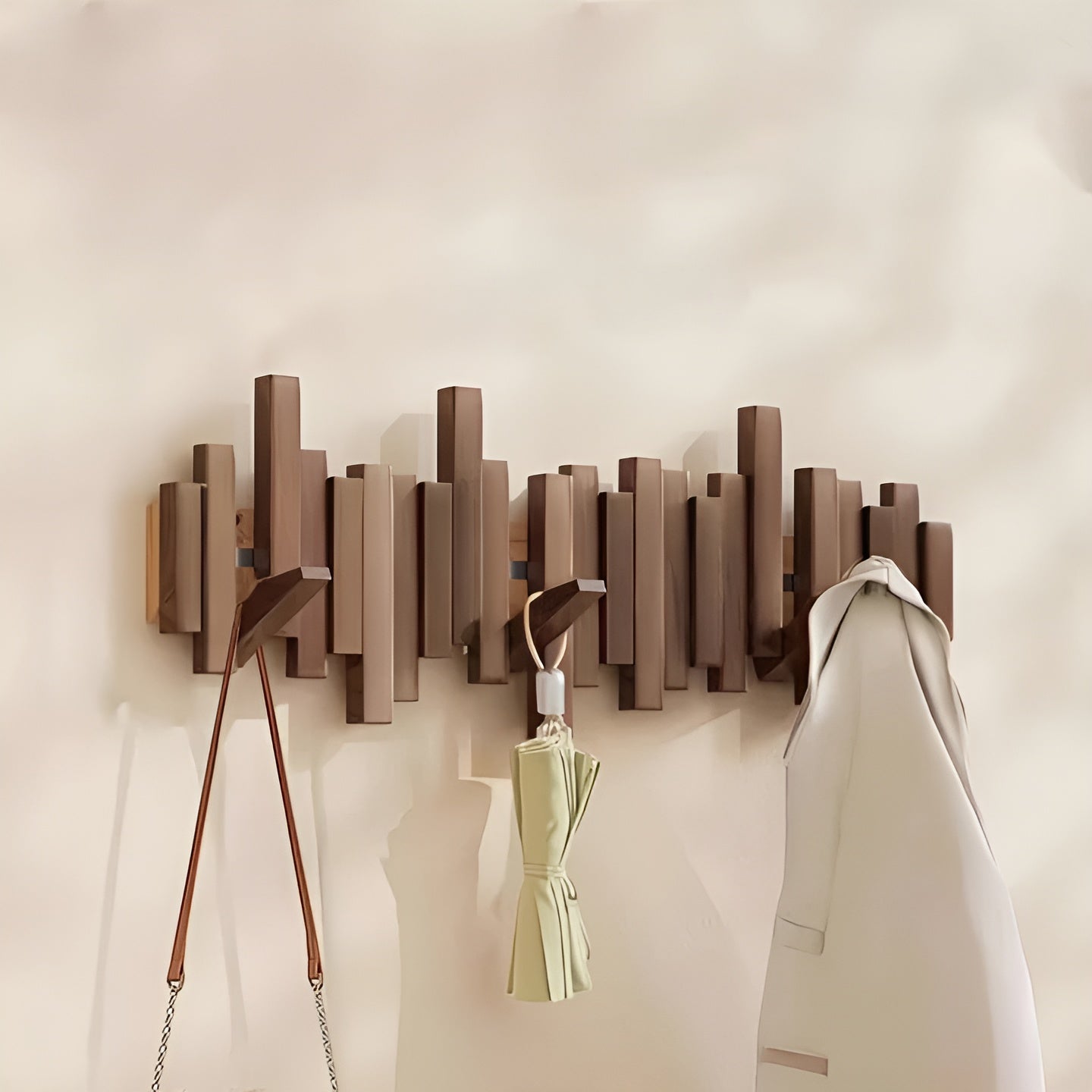 Stilvoller Holzkleiderschrank – FlexiBrehn Magnethaken für mehr Ordnung | Ideal fürs Schlafzimmer