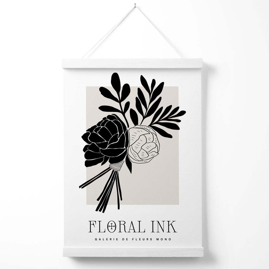 Poster mit geschlossenem Pfingstrosenmotiv in Schwarz und Beige (inkl. Aufhänger)