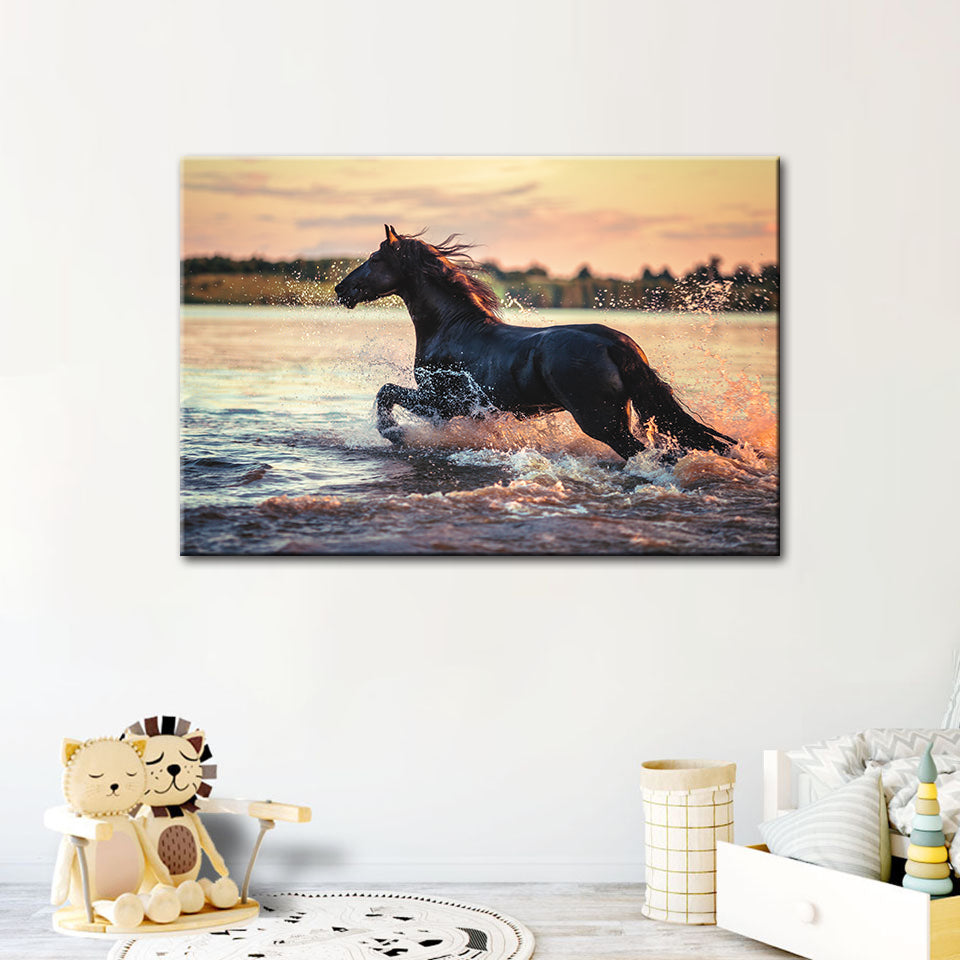 Galoppierendes Pferd im Wasser – Leinwandbild