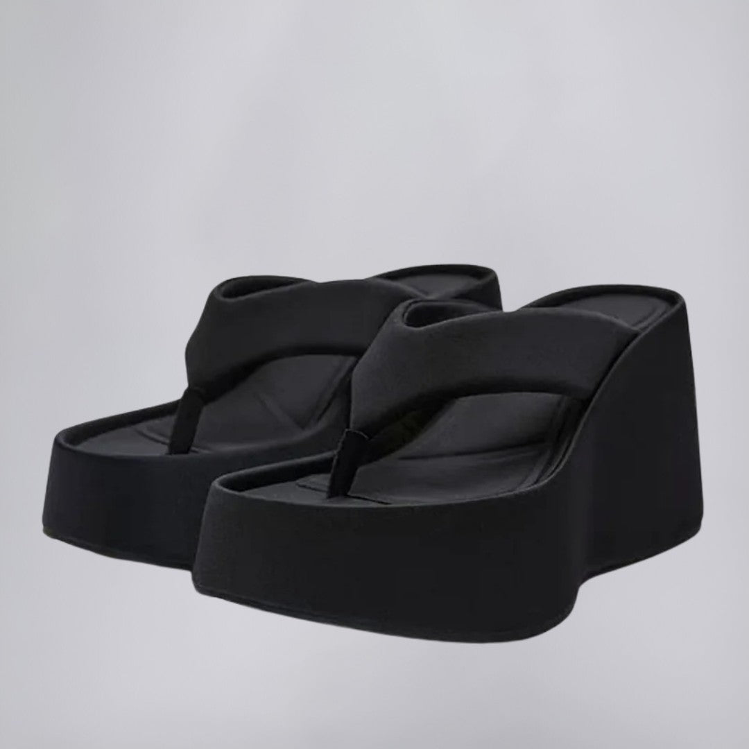 Gepolsterte Flip-Flops mit rutschfester Sohle