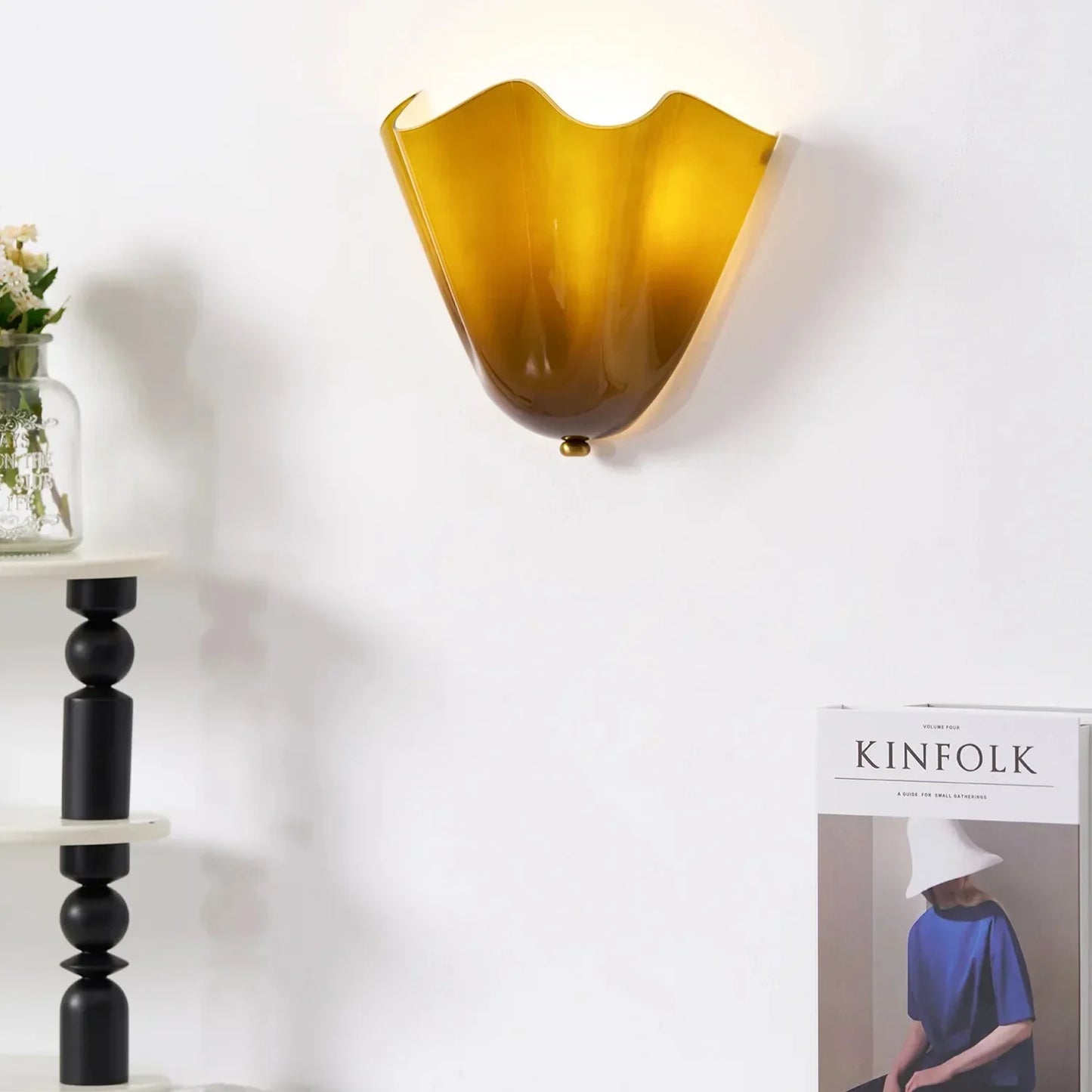 Brehn | Retro Wandleuchte aus farbigem Glas im rockförmigen Schalenmuster