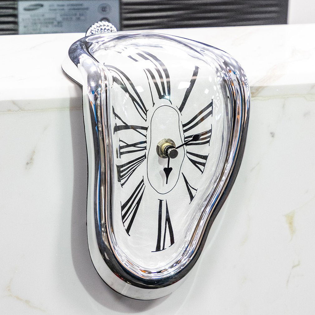 Surreal schmelzender Wanduhr | Brehn