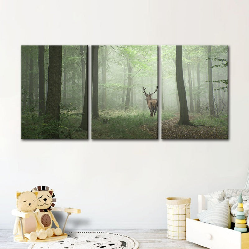 Mystisches Hirschmotiv im Wald – Leinwandbild, 3-teilig