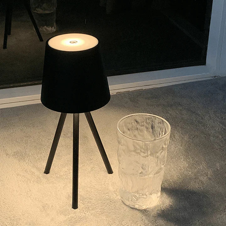 Brehn | Nordische Dreibein Tischlampe - Stilvolle kabellose LED Nachtlicht