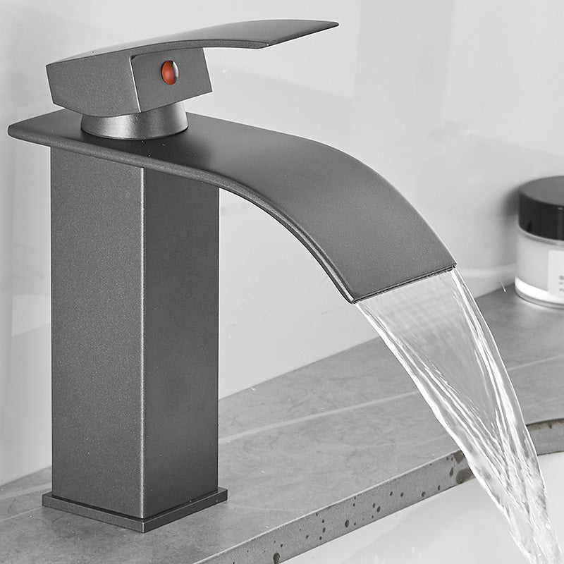 Moderner Badewannenarmatur Wasserfallauslauf Hebelgriff Messing Spülenarmatur