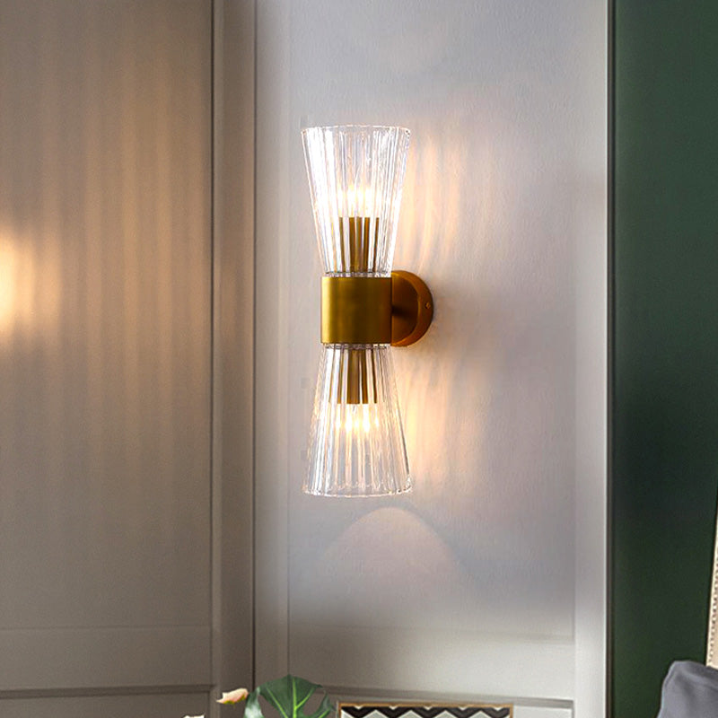 Sanduhrförmige Wandleuchte Postmodern Klare Prisma-Glas 2 Köpfe Messing Auf-Ab Wandleuchte | Brehn
