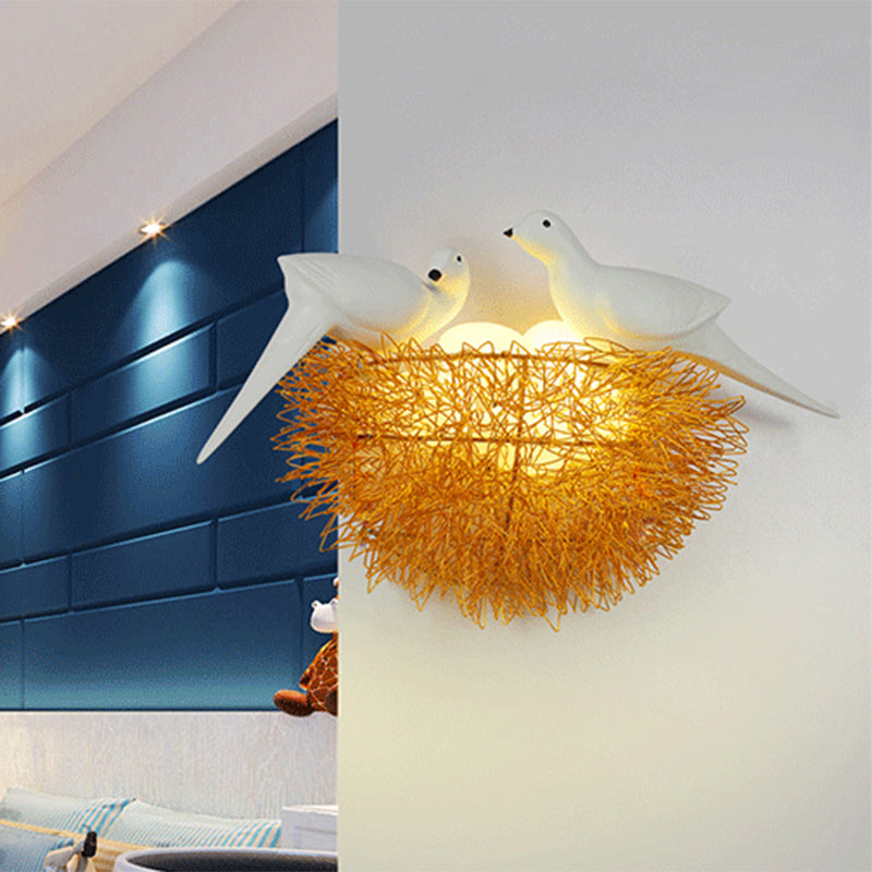 Gold Finish Vogel Nest Flush Wand Sconce Art Deco 3 Lichter Metall LED Wandlampe mit weißer Vogel Dekor