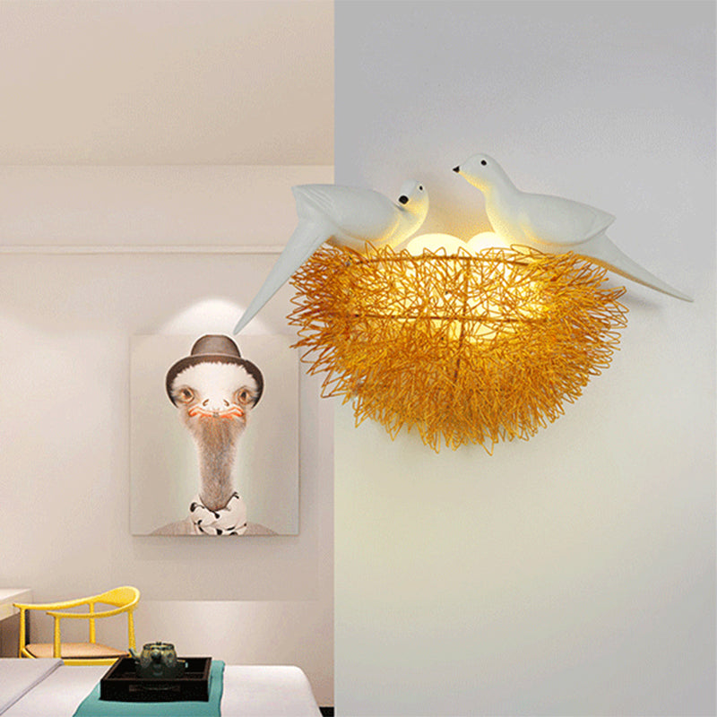 Gold Finish Vogel Nest Flush Wand Sconce Art Deco 3 Lichter Metall LED Wandlampe mit weißer Vogel Dekor