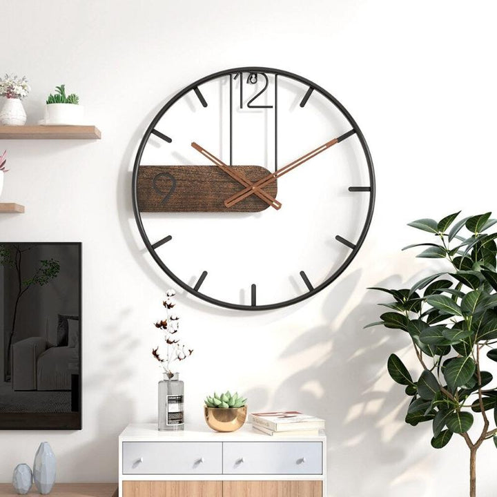 Edelstahl- und Walnusswanduhr für zeitlose Eleganz