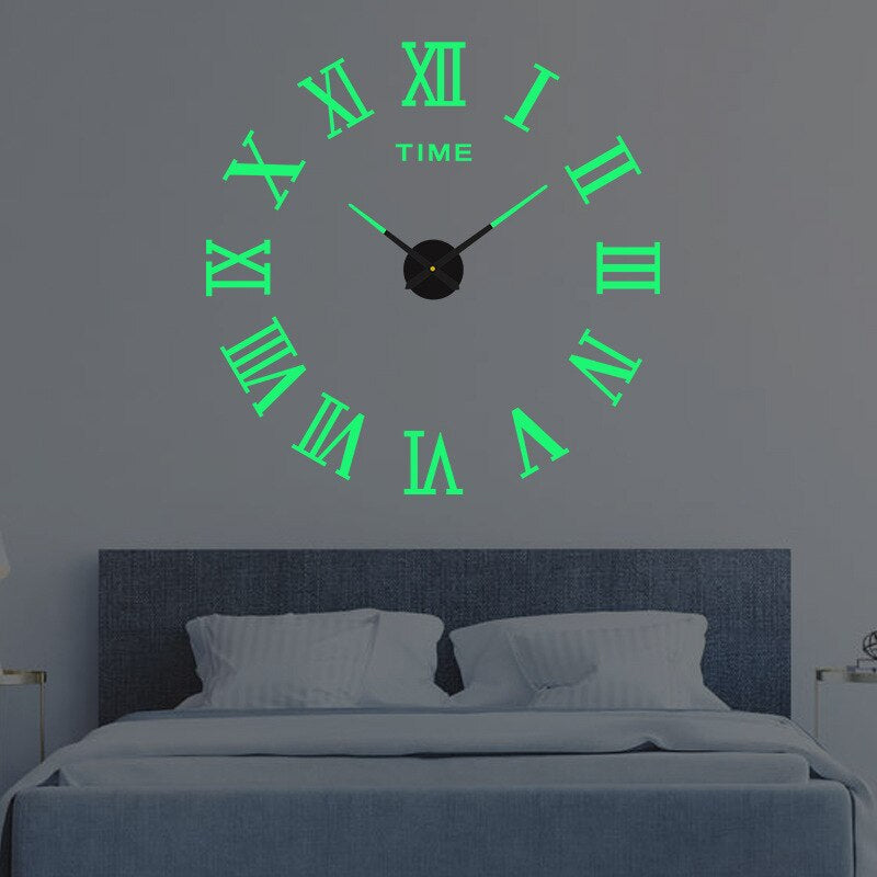 Große Wanduhr im modernen Wohnstil