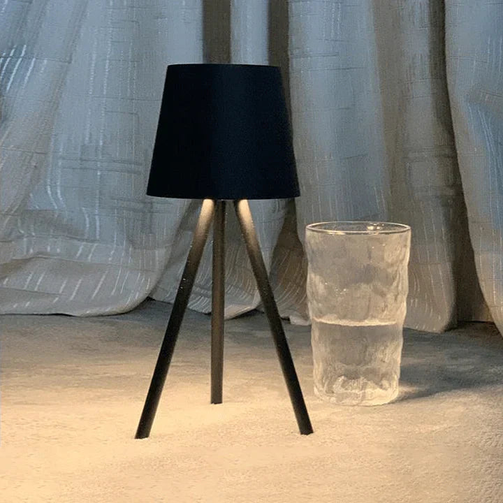 Brehn | Nordische Dreibein Tischlampe - Stilvolle kabellose LED Nachtlicht