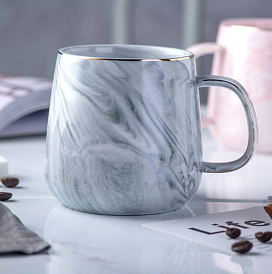 Elegante Marmor Keramiktasse mit goldenen Akzenten für den täglichen Gebrauch