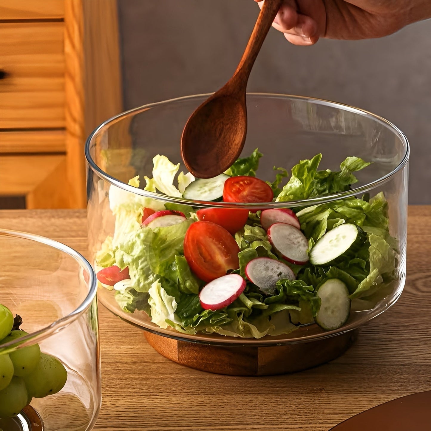 Glas-Schale mit Holzsockel – Elegant und dekorativ | Perfekt für Obst, Snacks und Salate in der Küche