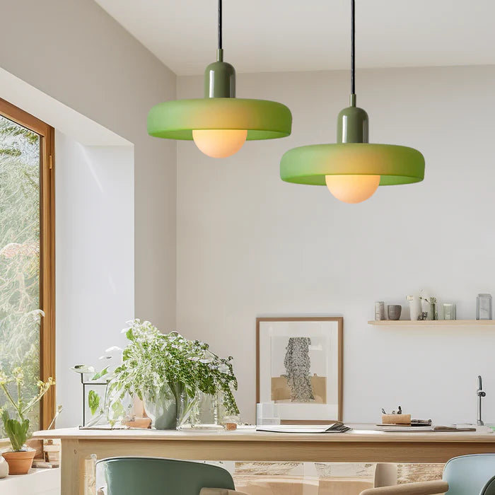 Bunte Glas-Pendelleuchte im Bauhaus-Stil