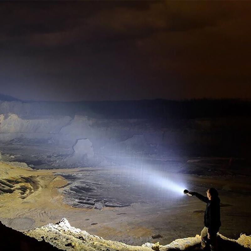 MS18 | Ultimative Hochleistungs-LED-Taschenlampe | 100.000 Lumen | 2.350m Leuchtweite | 18x CREE XHP70.2 LEDs | OLED-Statusdisplay & Aktive Kühlung | IP68 Wasserdicht