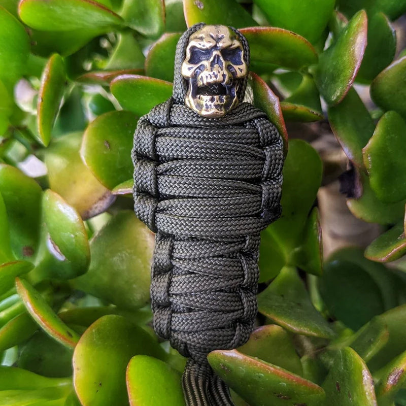 Paracord-Schlüsselanhänger, Mumienschädel aus Messing