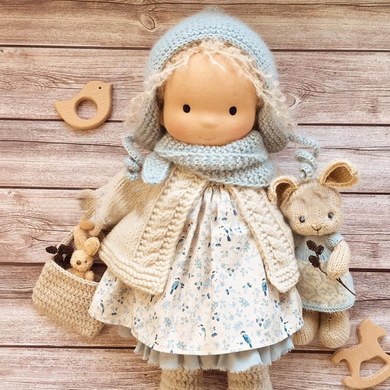 Brehn | Handgefertigte Waldorfpuppe | Naturmaterialien & Schadstofffrei | Pädagogisches Stoffspielzeug | Hypoallergen & Bio-Qualität | 30cm Kuschelpuppe