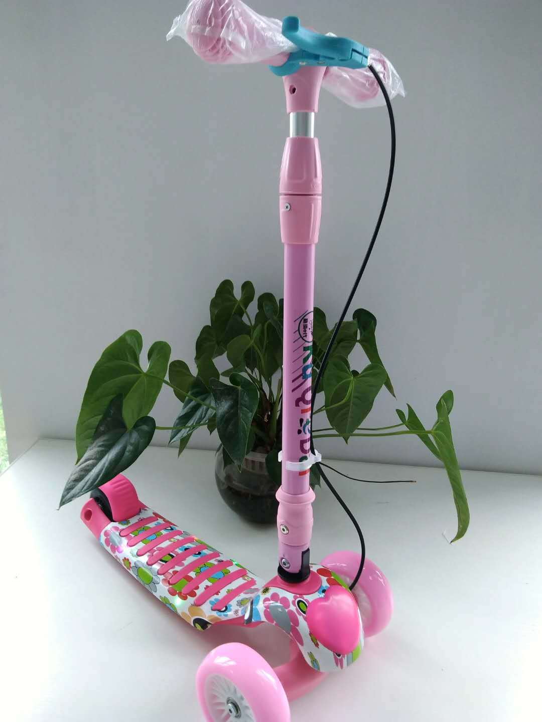 Kompakter Dreirädriger Kick-Scooter Brehn