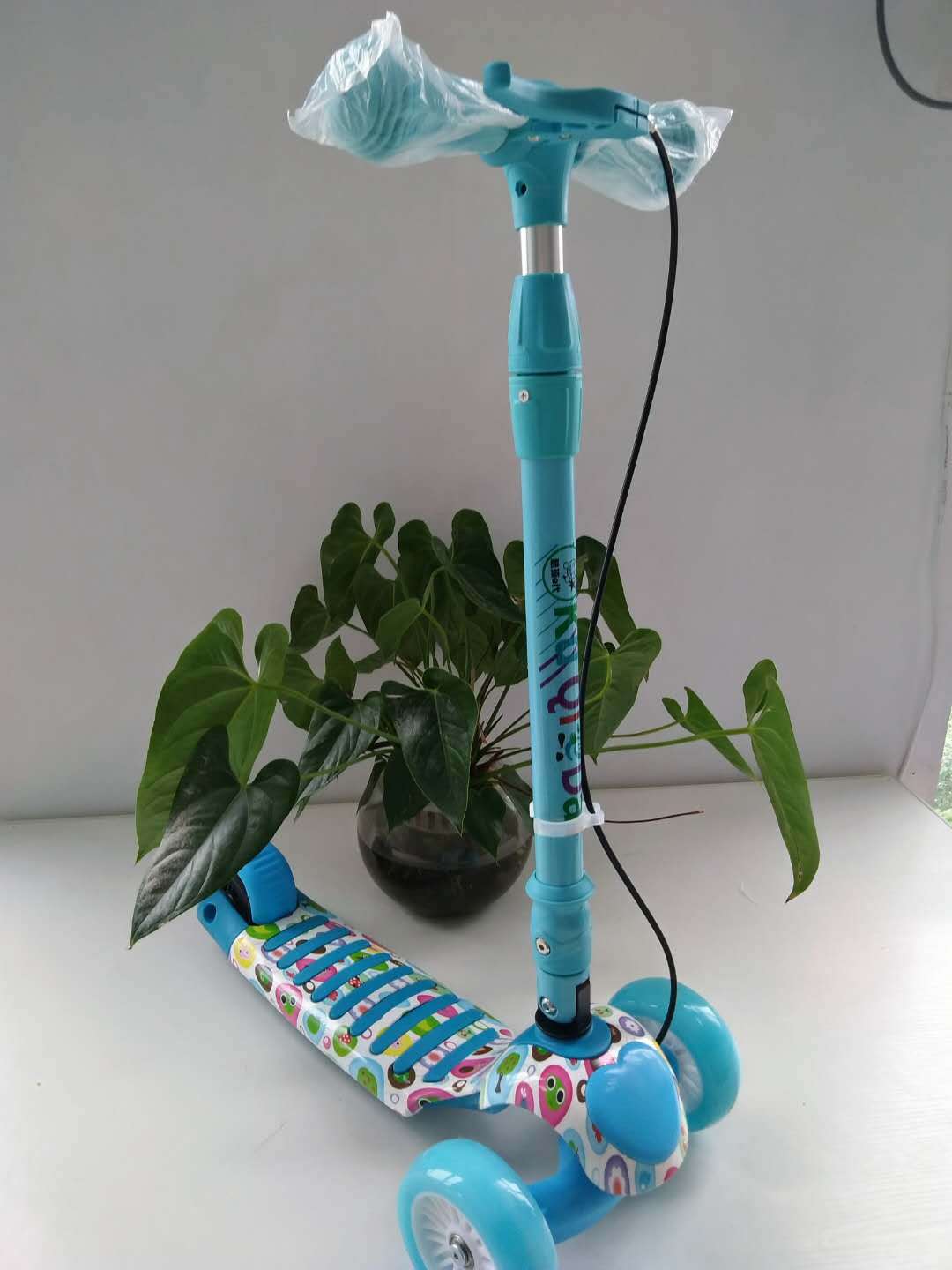 Kompakter Dreirädriger Kick-Scooter Brehn