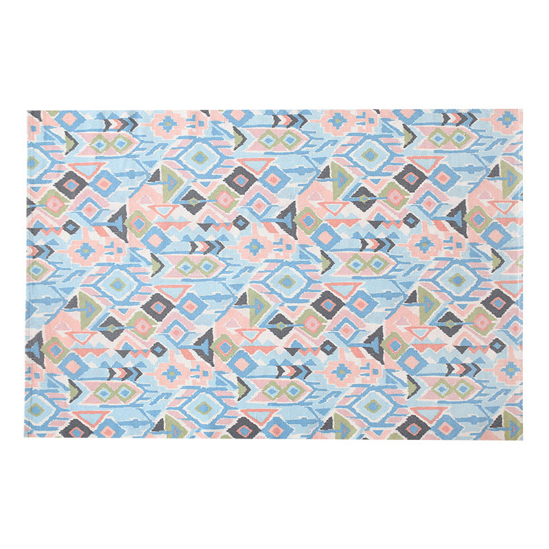 Flachgewebter Wohnzimmerteppich mit feinem Ethno‑Diamantmuster und niedrigem Flor Brehn