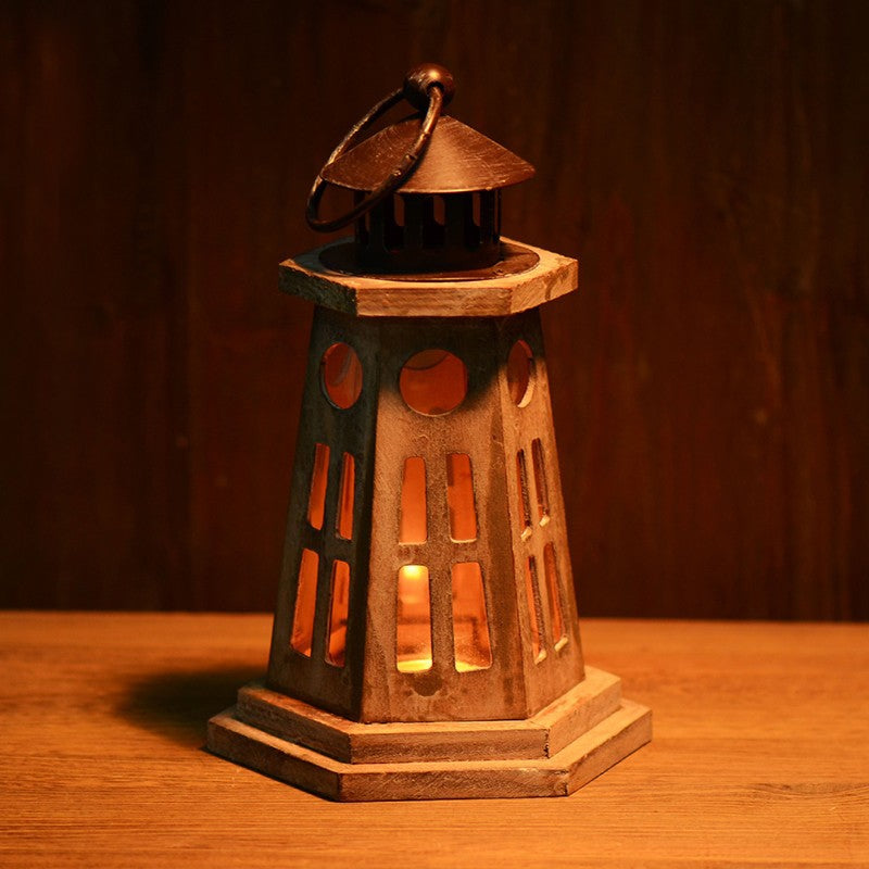 Sechseckige Holztopf-Laterne im Leuchtturm-Stil mit ausgeschnittenen Fenstern und Metalldach Brehn