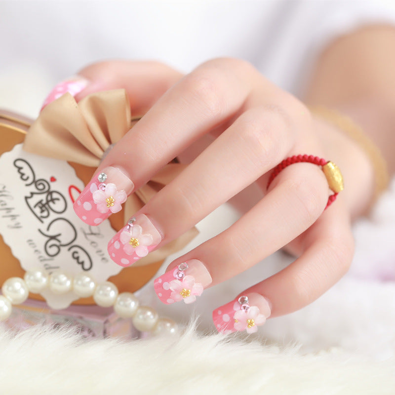Hochwertige Kunstnägel mit Blümchen-Details Brehn