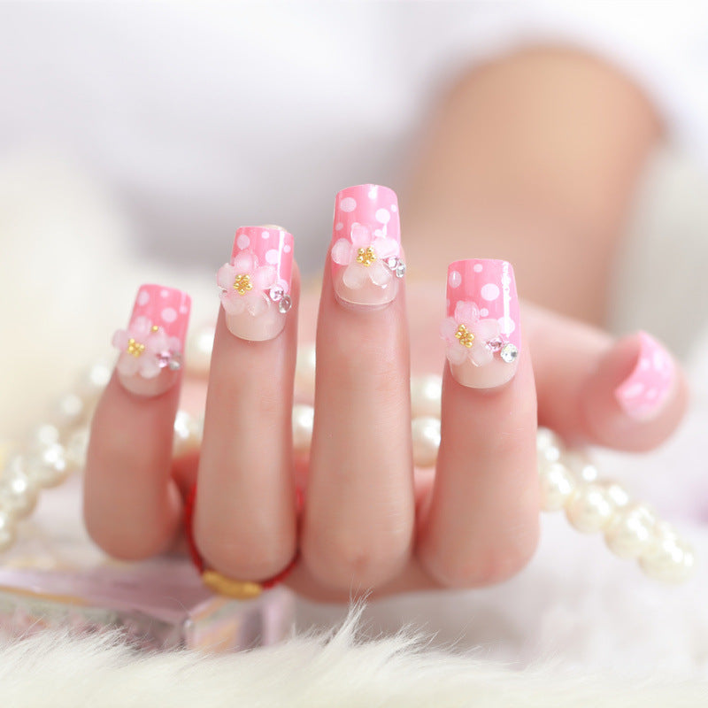 Hochwertige Kunstnägel mit Blümchen-Details Brehn