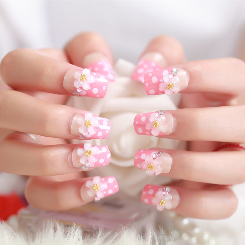 Hochwertige Kunstnägel mit Blümchen-Details Brehn