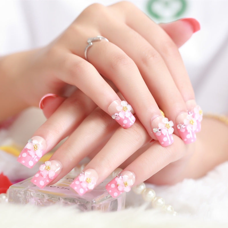 Hochwertige Kunstnägel mit Blümchen-Details Brehn