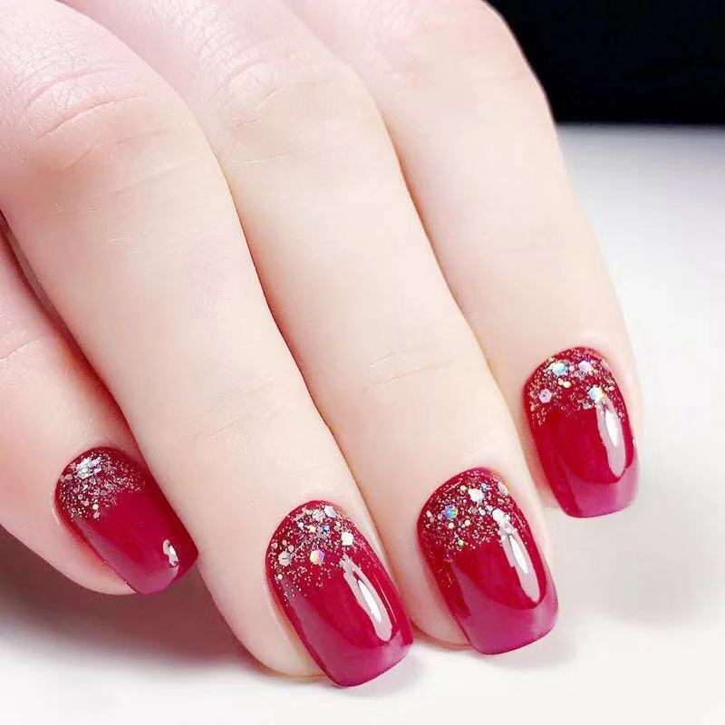 Glamouröse Kunstnägel mit Glitzerakzenten Brehn