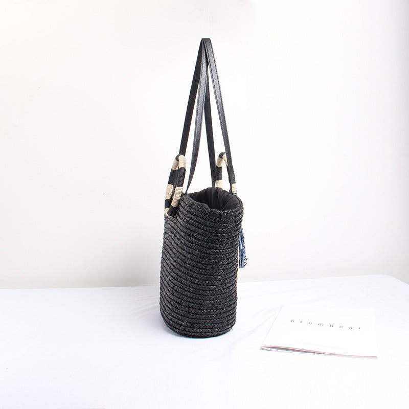 Designer Basttasche mit Verspieltem Schriftzug und Dekorativem Tassel Brehn