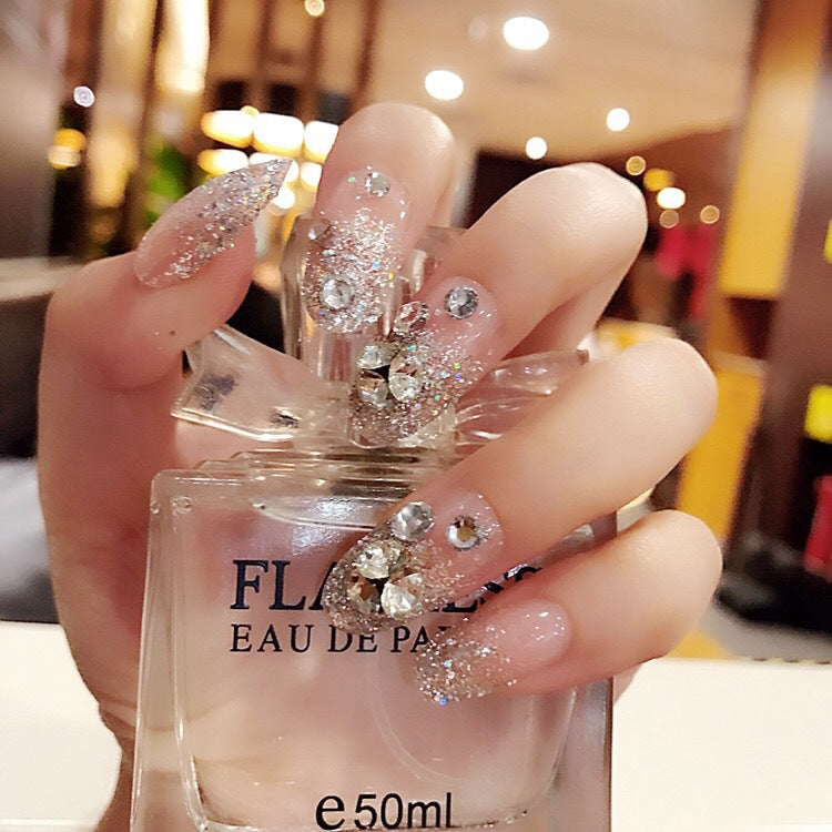 Glitzernde Kunstnägel mit Strass und funkelnden Akzenten Brehn