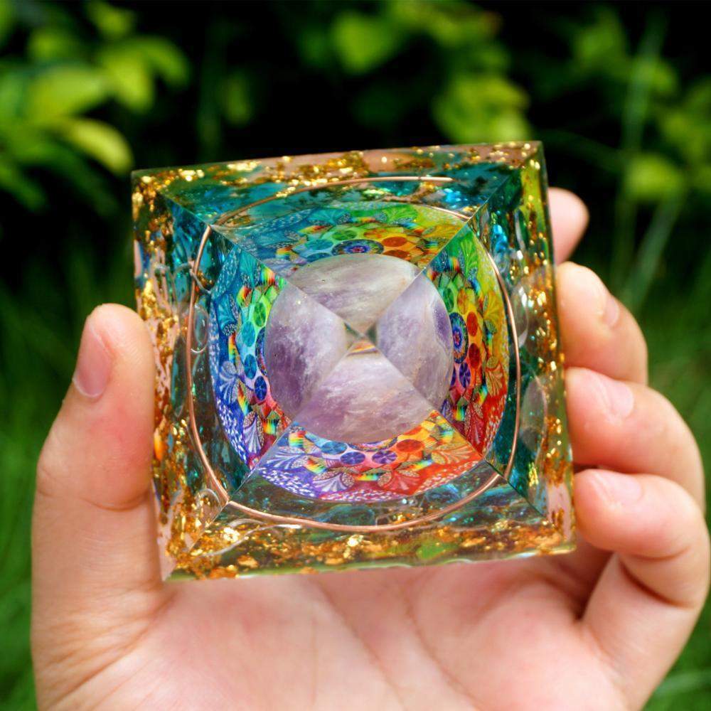 Amethystkugel mit blauer Quarz-Orgonpyramide