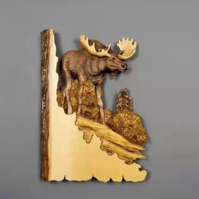 Wanddekoration aus geschnitzten Holztieren