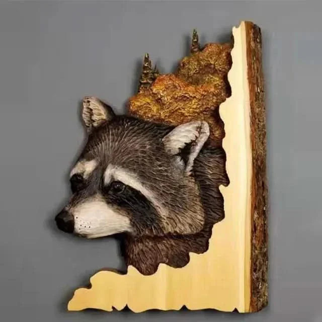 Wanddekoration aus geschnitzten Holztieren