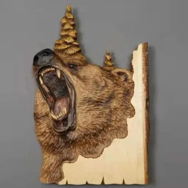 Wanddekoration aus geschnitzten Holztieren