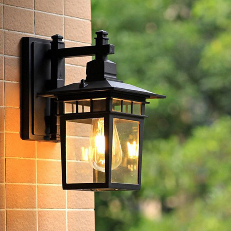 Traditionelle rustikale gegossene Aluminium-, Eisen- und Glas-rechteckige 1-Licht-Wandlampe für Garten und Terrasse | Brehn