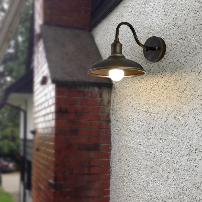 Runde, deckelförmige Wandleuchte mit gebogenem Eisenschirm und einflammigem Design für die Terrasse