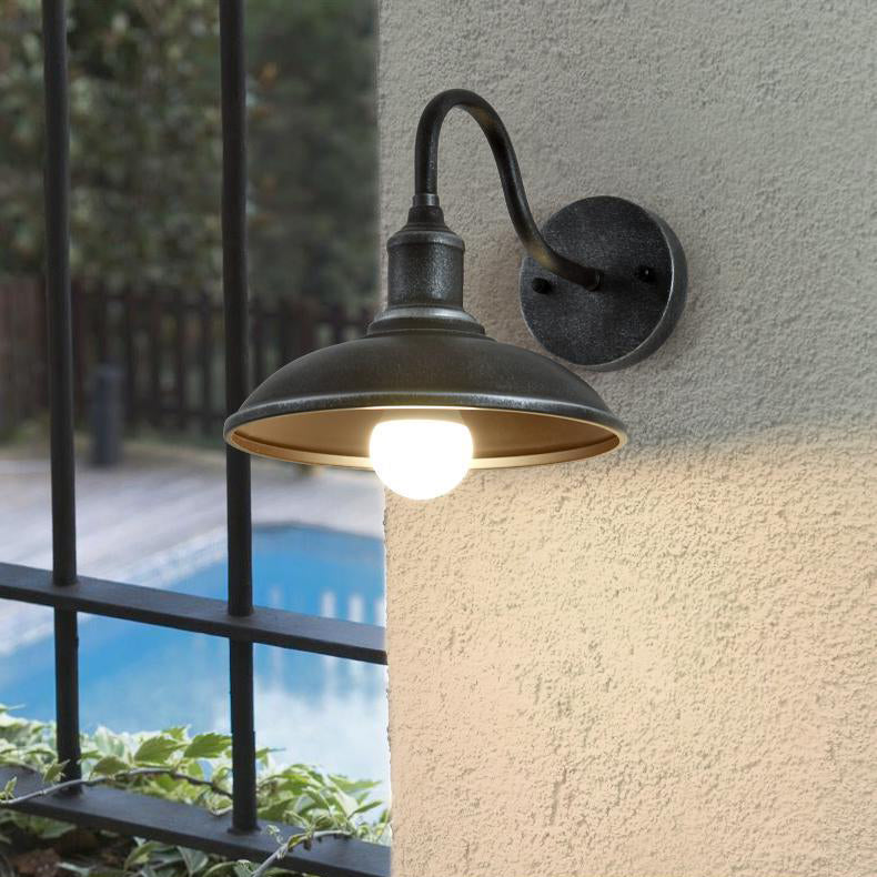 Runde, deckelförmige Wandleuchte mit gebogenem Eisenschirm und einflammigem Design für die Terrasse