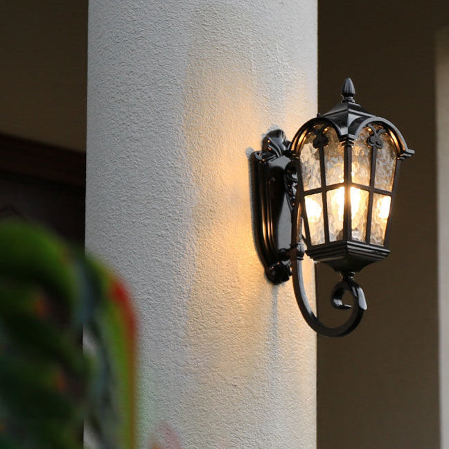 Traditionelle europäische quadratische Spitze Aluminium bedrucktes Glas 1-Licht Außenwandleuchte für Garten | Brehn