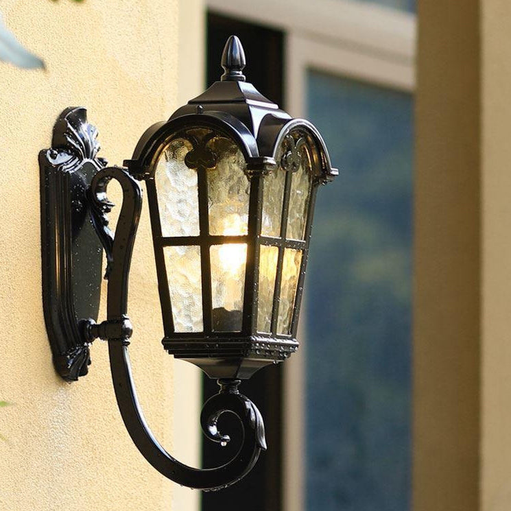 Traditionelle europäische quadratische Spitze Aluminium bedrucktes Glas 1-Licht Außenwandleuchte für Garten | Brehn