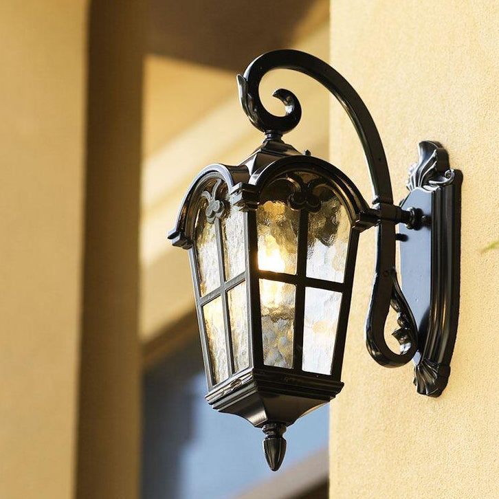 Traditionelle europäische quadratische Spitze Aluminium bedrucktes Glas 1-Licht Außenwandleuchte für Garten | Brehn