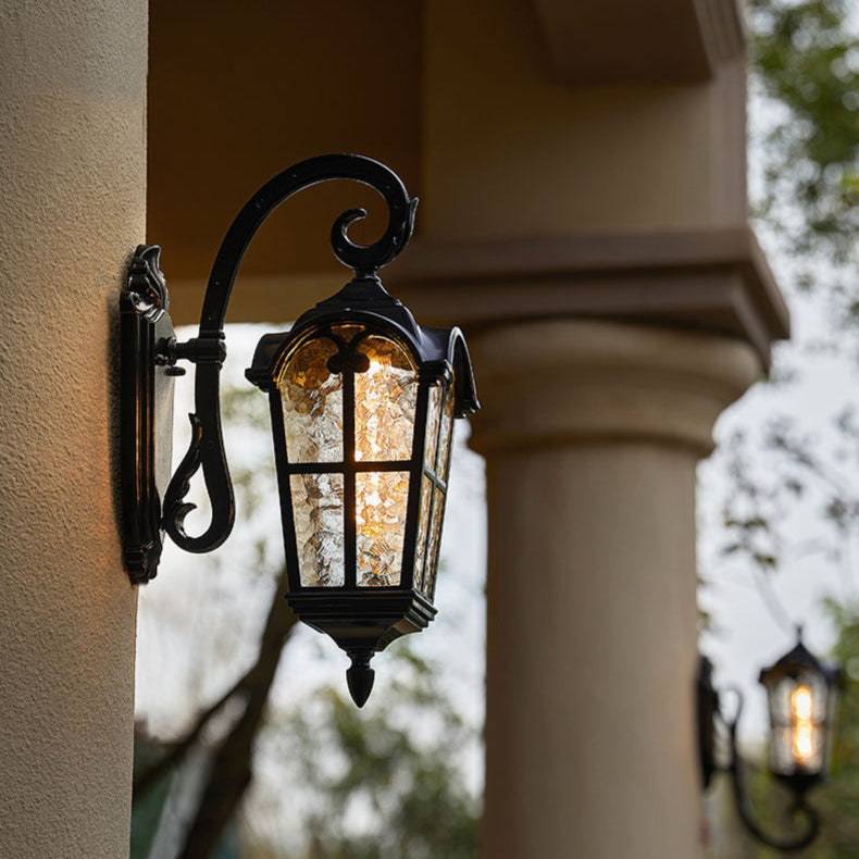 Traditionelle europäische quadratische Spitze Aluminium bedrucktes Glas 1-Licht Außenwandleuchte für Garten | Brehn
