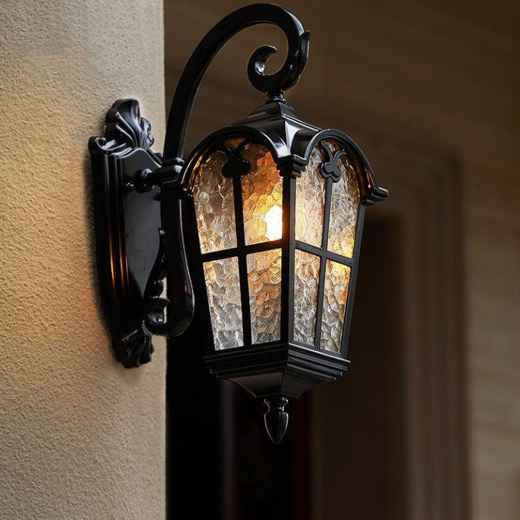 Traditionelle europäische quadratische Spitze Aluminium bedrucktes Glas 1-Licht Außenwandleuchte für Garten | Brehn