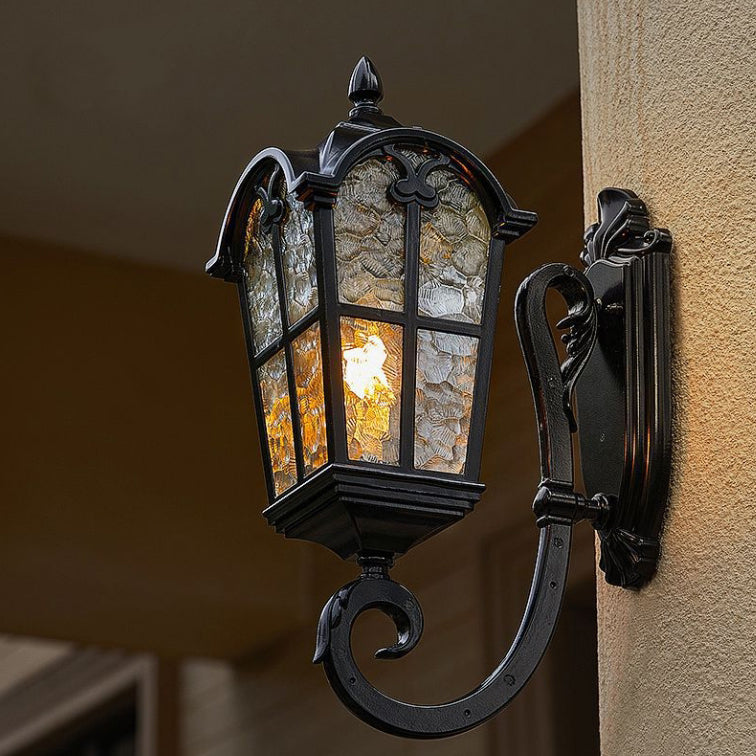 Traditionelle europäische quadratische Spitze Aluminium bedrucktes Glas 1-Licht Außenwandleuchte für Garten | Brehn