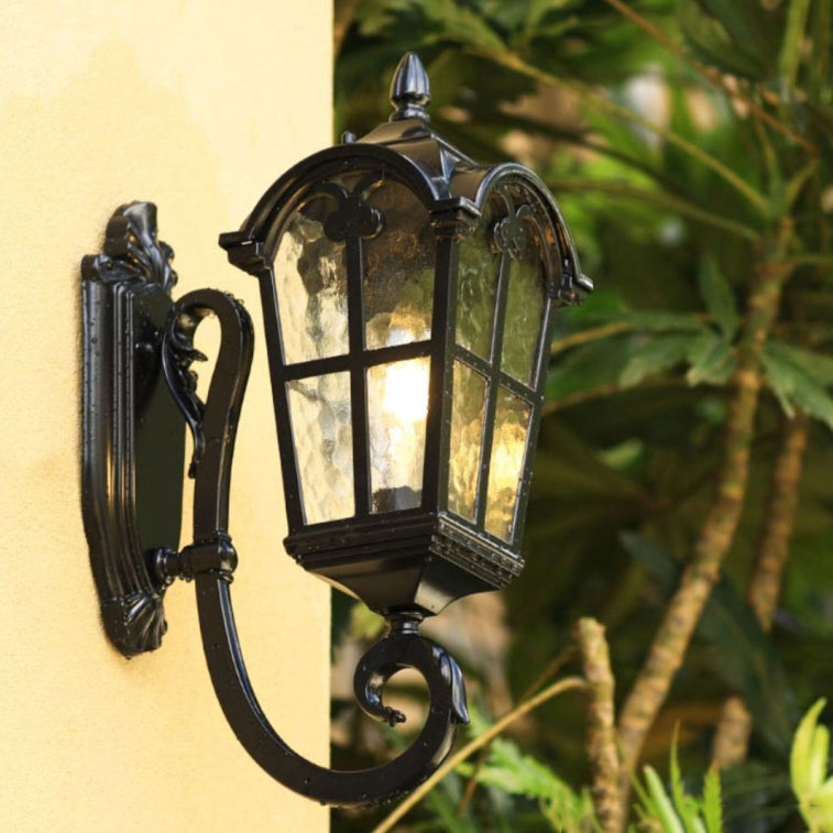 Traditionelle europäische quadratische Spitze Aluminium bedrucktes Glas 1-Licht Außenwandleuchte für Garten | Brehn