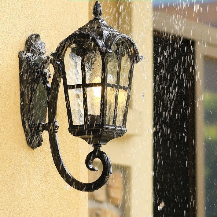 Traditionelle europäische quadratische Spitze Aluminium bedrucktes Glas 1-Licht Außenwandleuchte für Garten | Brehn
